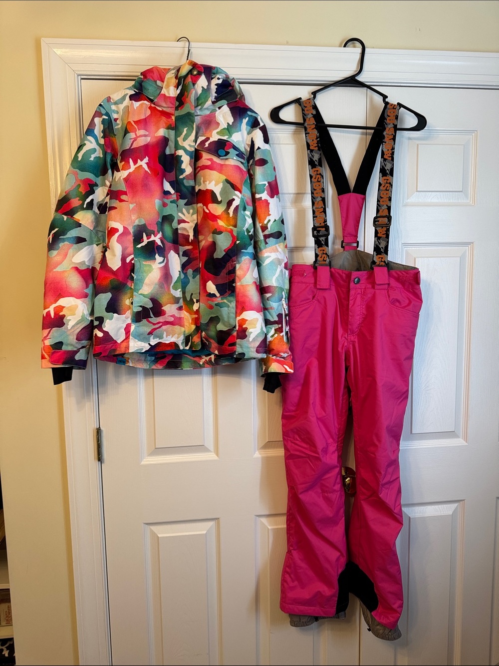 Women's Multicolor Camo Ski Jacket & Pink Snow Bibs